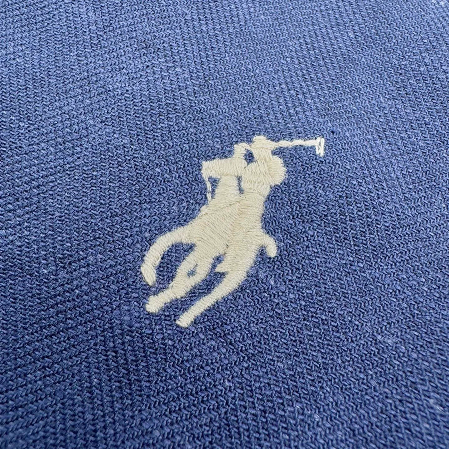 P590 Ralph Lauren pony embroidered reversible jacket (blue). Original purchase and development for RMB 3,990. The fabric is made of custom matte moiré taffeta and twill jacquard brocade. Light and tough, smooth drape, comfortable and close to the skin. Quiet dark blue. Elegant style. Twins in one suit. Unlimited style. One side is decorated with twill jacquard brocade. It has its own retro filter, like an old-school gentleman's pocket watch gear. The other side is made of matte moiré taffeta, which brings a sense of relaxed breathing. It has a casual gene and is embellished with exquisite pony logo. It is highly recognizable. The classic stand-up collar is closed with three hidden button tabs. Simplicity controls complexity. The design philosophy hidden in the details. Double-sided style. Hidden old money and slack in one garment. Imported machine embroidery technology is used. Advanced computer control system and sophisticated mechanical components are used to realize the iconic pony embroidery operation with high precision. The lines are smooth and delicate: the template machine opens the bag. The preset template guides the position, shape and size of the bag. The accuracy ensures the quality of the bag opening effect. Ergonomic three-dimensional cutting returns to traditional craftsmanship through segmentation, folding, shrinking and stretching. The so-called slow work produces fine work, which is the respect for the material. The pursuit of feel. The workmanship is complex and tedious. Slow aging. High loss. The fabrics have been washed. Better hand feel and texture. Not easy to deform and not easy to shrink. Not easy to fade and maintain long-lasting beauty. Size:S-M-L-XL